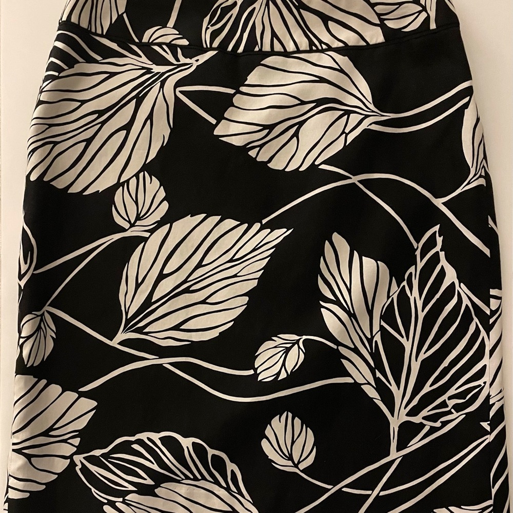 Ann Taylor Skirt. Size 6. Black with cream floral print.